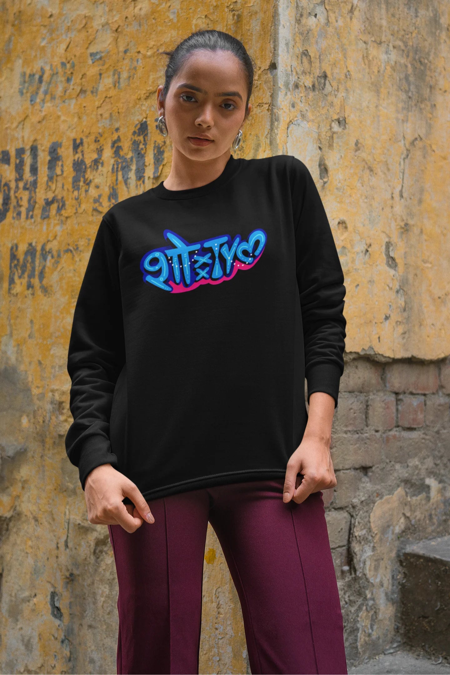 5th front view of a female model wearing a black oversized t-shirt featuring "Showtime" in Hindi.