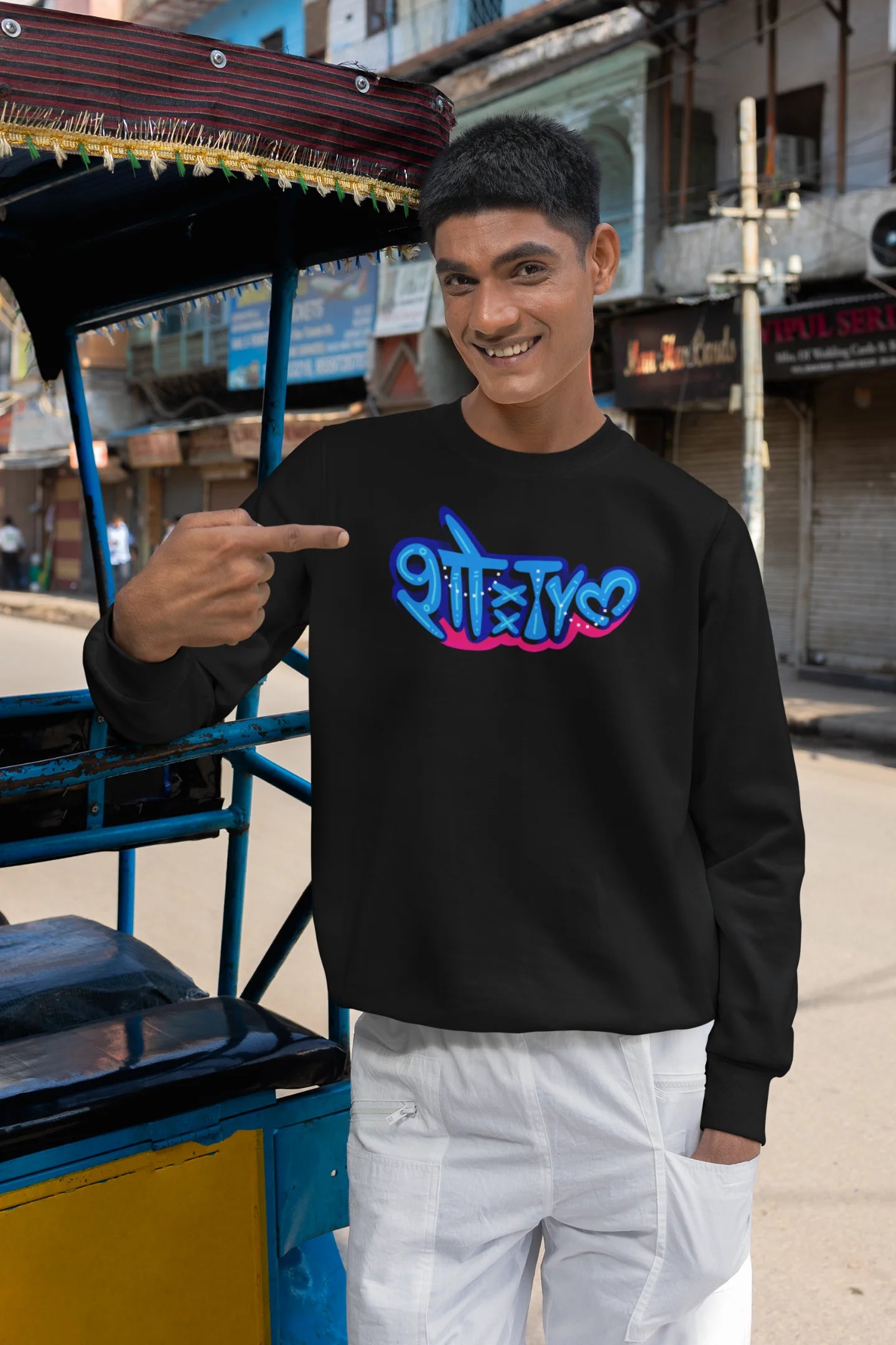3rd front view of a male model wearing a black oversized t-shirt featuring "Showtime" in Hindi.