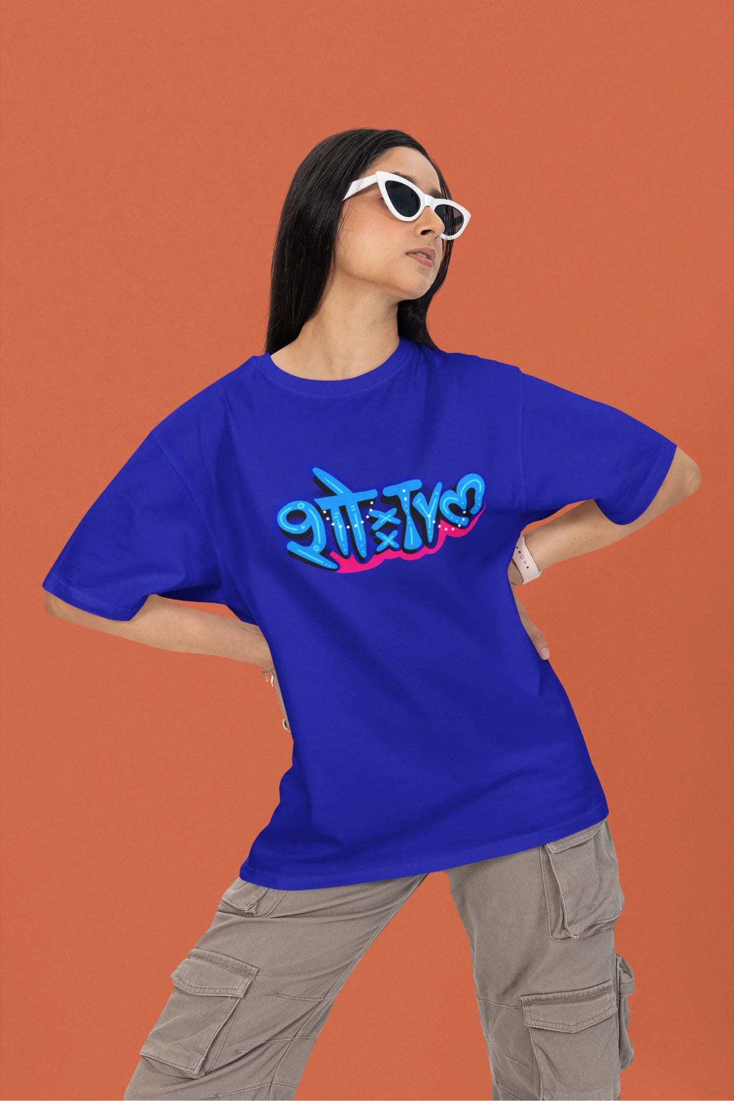 First front view of a female model wearing a royal blue oversized t-shirt featuring "Showtime" in Hindi.