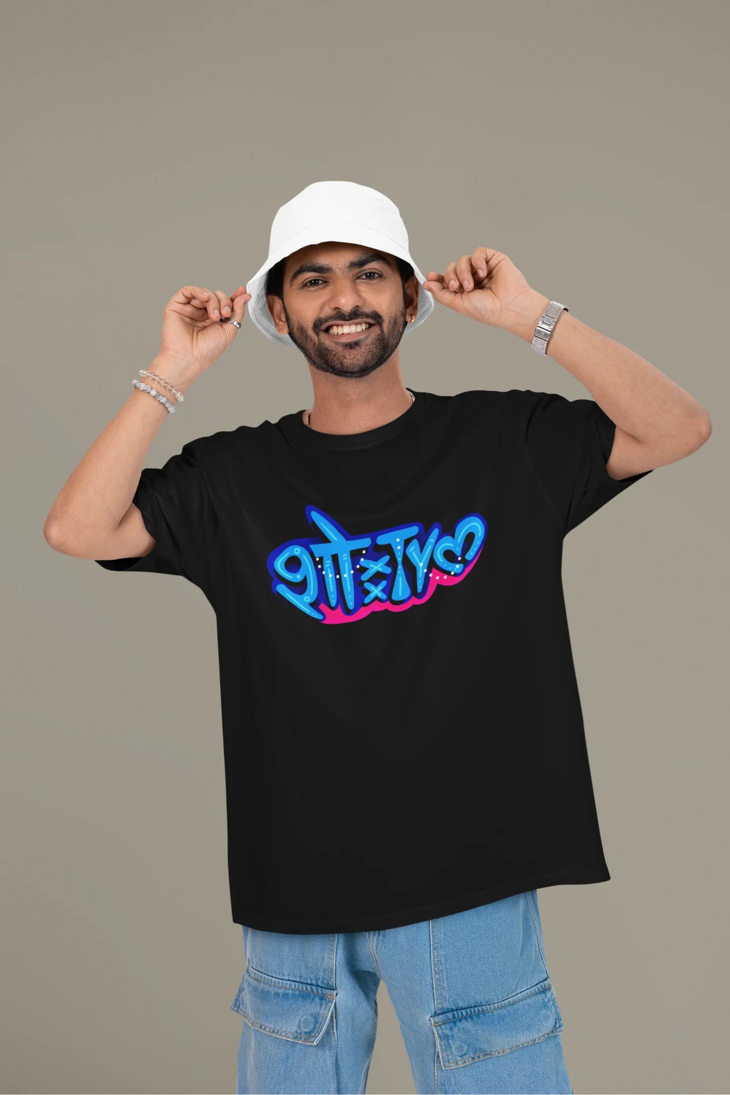 First front view of a male model wearing a black oversized t-shirt featuring "Showtime" in Hindi.