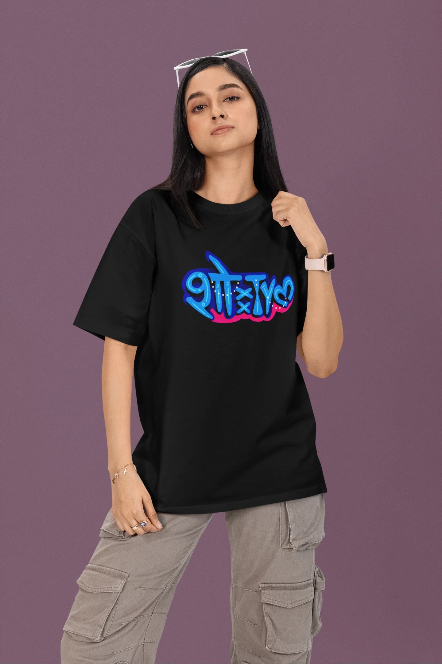2nd front view of a female model wearing a black oversized t-shirt featuring "Showtime" in Hindi.