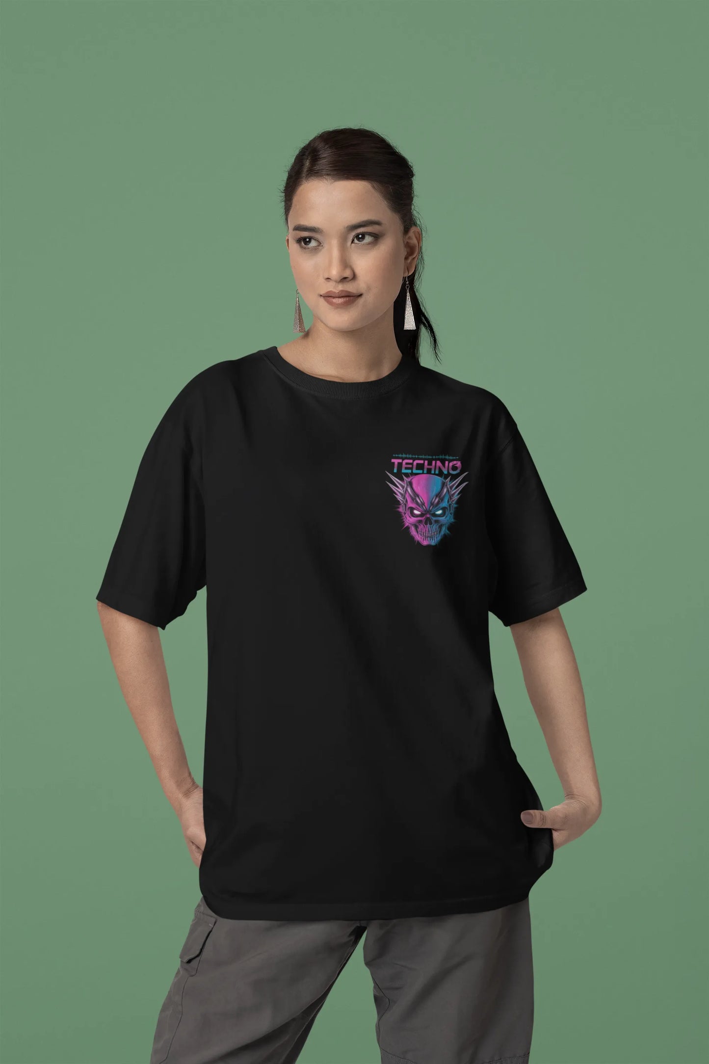 Second front view of a female model wearing an black oversized t-shirt with a stylized Techno Skull design, perfect for rave and party vibes.