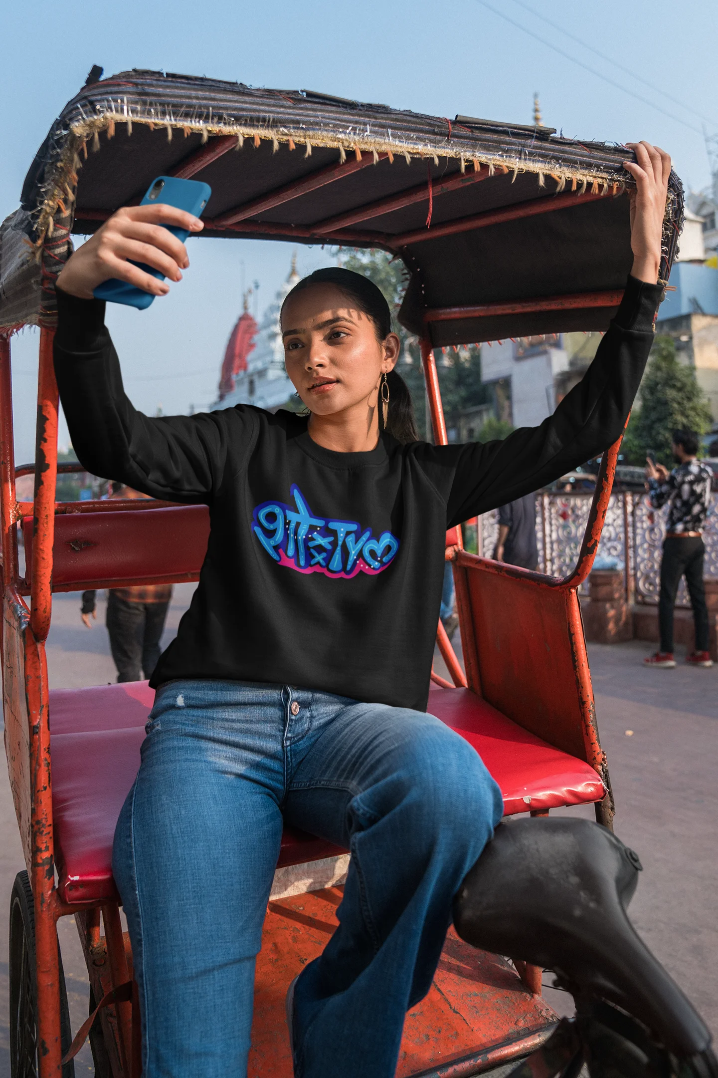 2nd front view of a female model wearing a black oversized t-shirt featuring "Showtime" in Hindi.