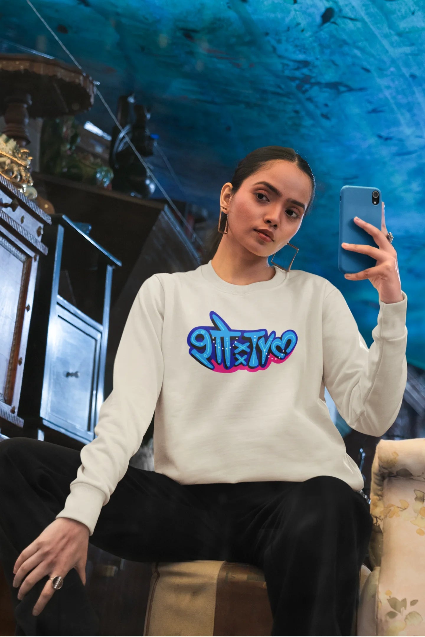 5th front view of a female model wearing a cream oversized t-shirt featuring "Showtime" in Hindi.