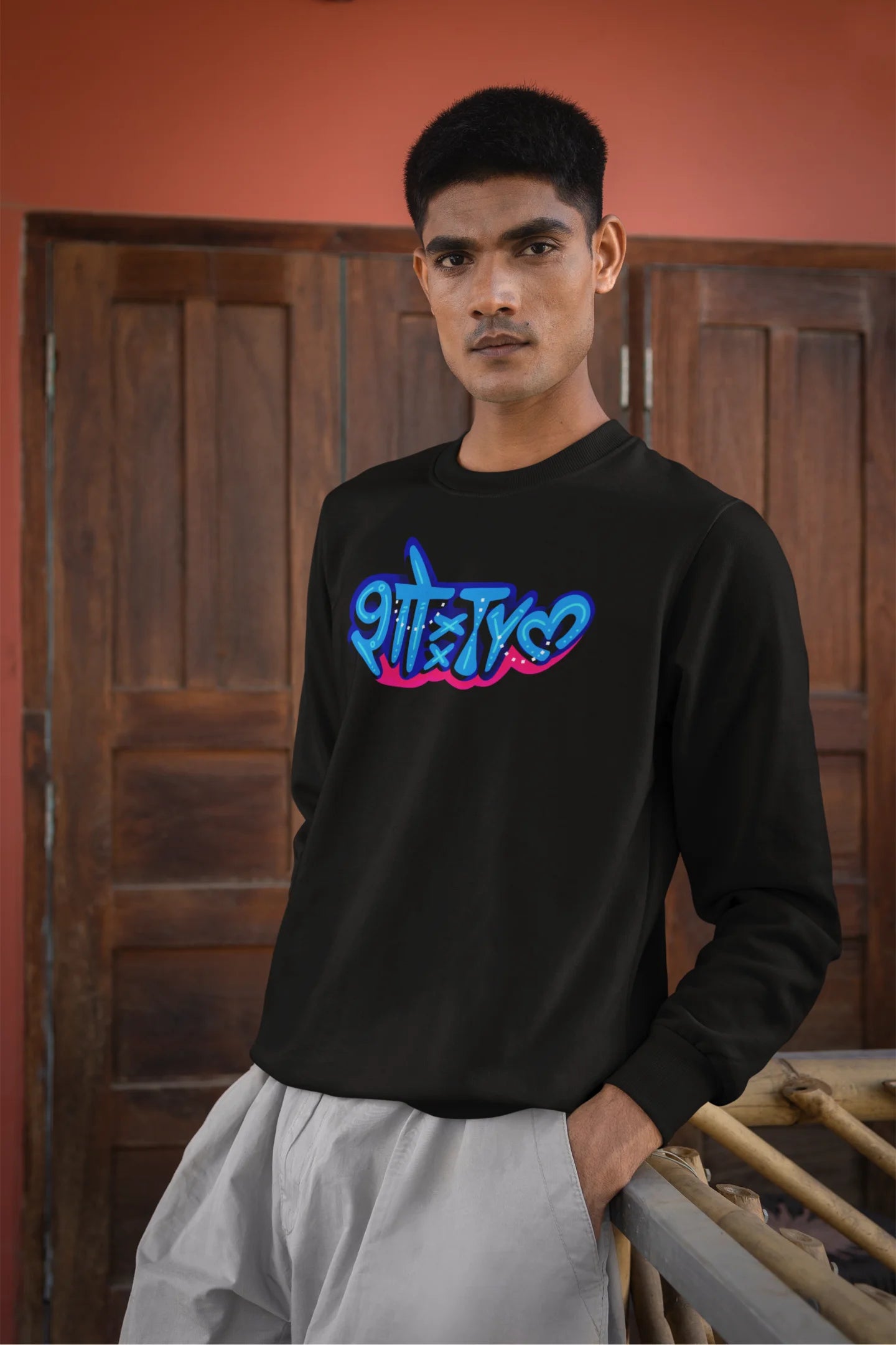 First front view of a male model wearing a black oversized t-shirt featuring "Showtime" in Hindi.