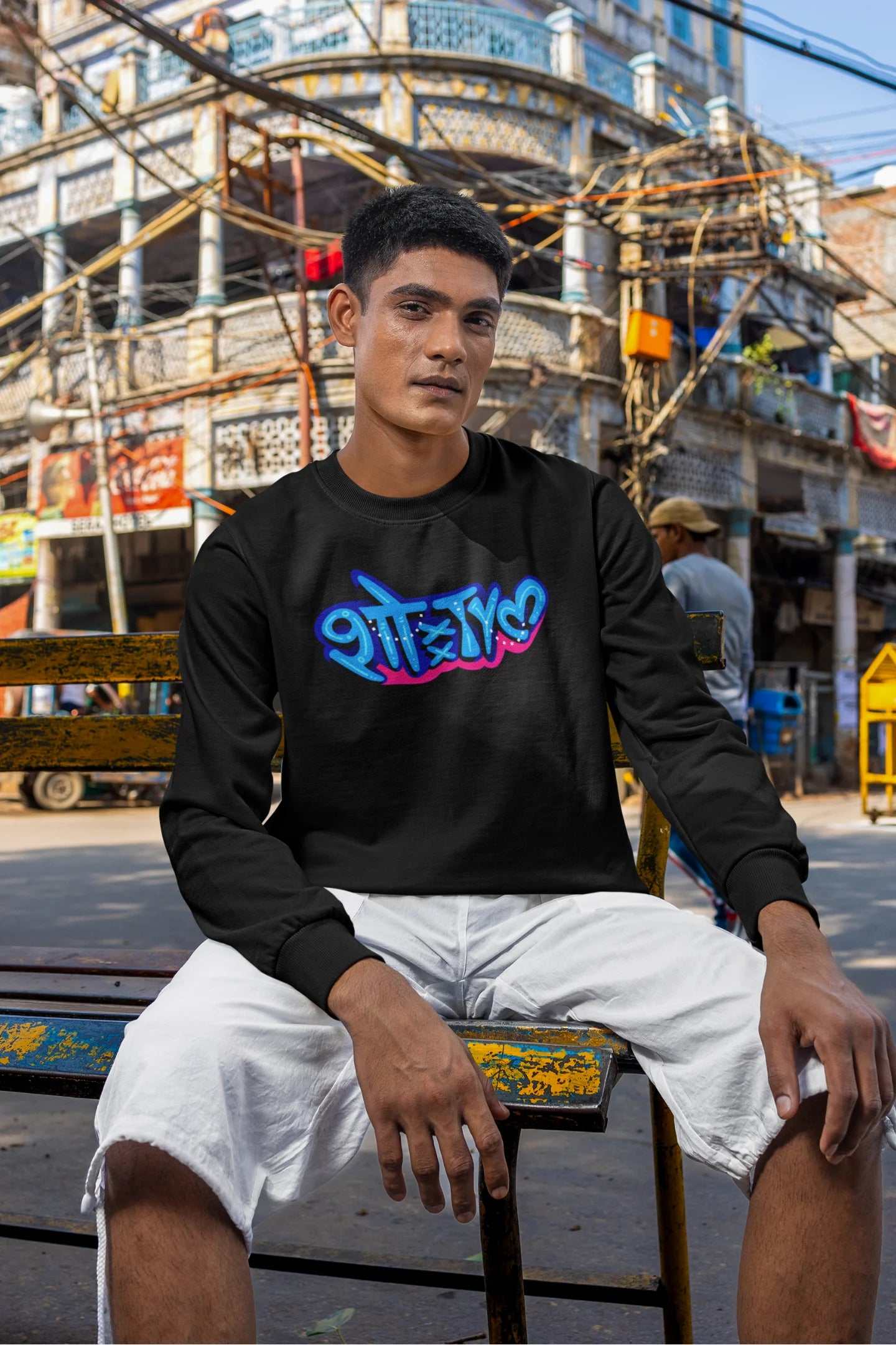 2nd front view of a male model wearing a black oversized t-shirt featuring "Showtime" in Hindi.
