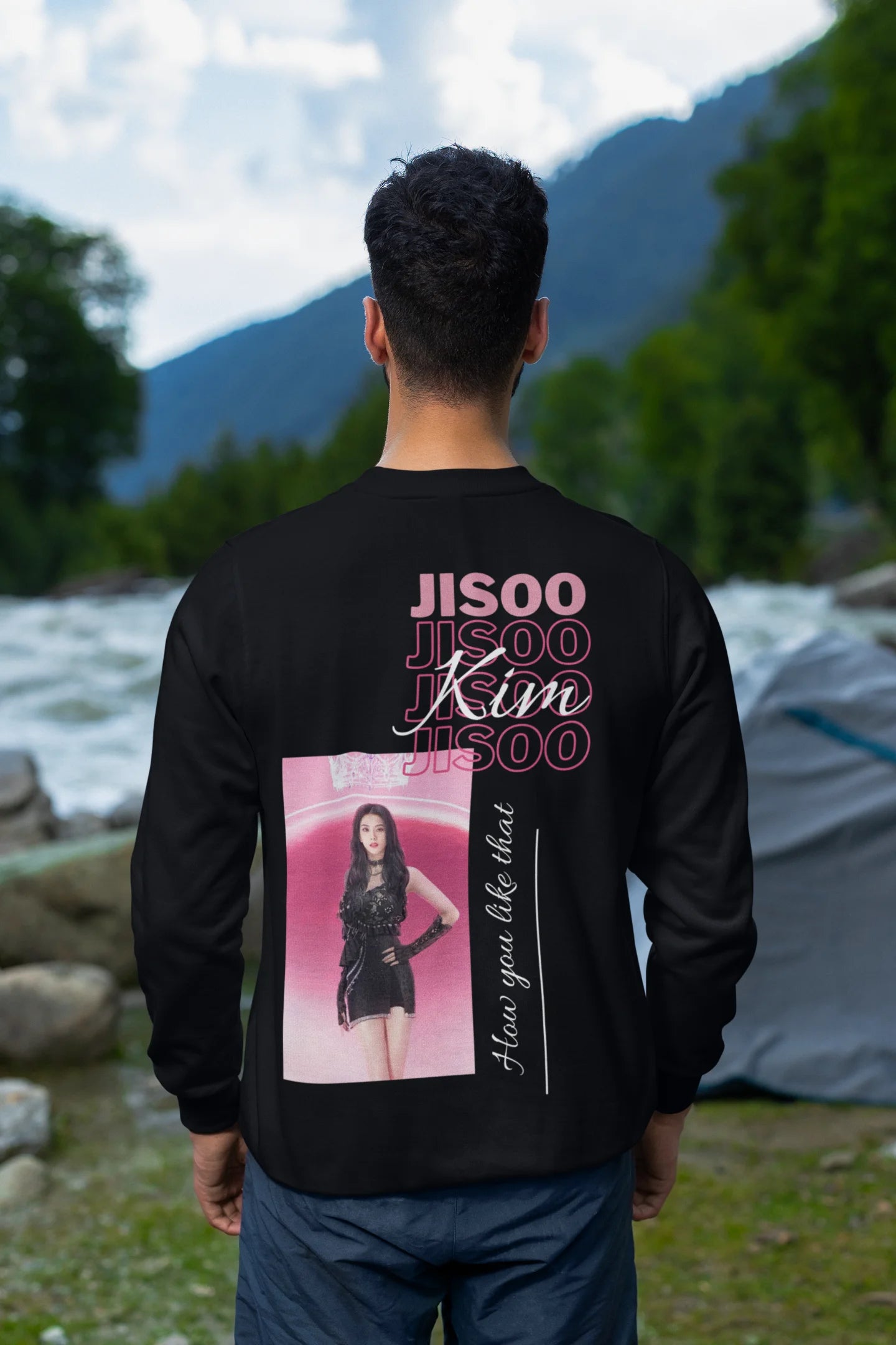 Back view of a male model wearing a black sweatshirt featuring a stylish design inspired by Blackpink member Jisoo. Ideal for Blinks (Blackpink fans) and K-Pop enthusiasts who love Korean music and fashion.