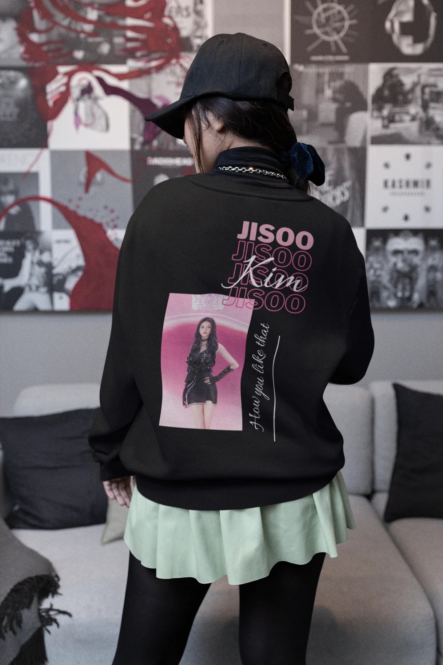 Back view of female model wearing a black sweatshirt featuring a stylish design inspired by Blackpink member Jisoo. Ideal for Blinks (Blackpink fans) and K-Pop enthusiasts who love Korean music and fashion.