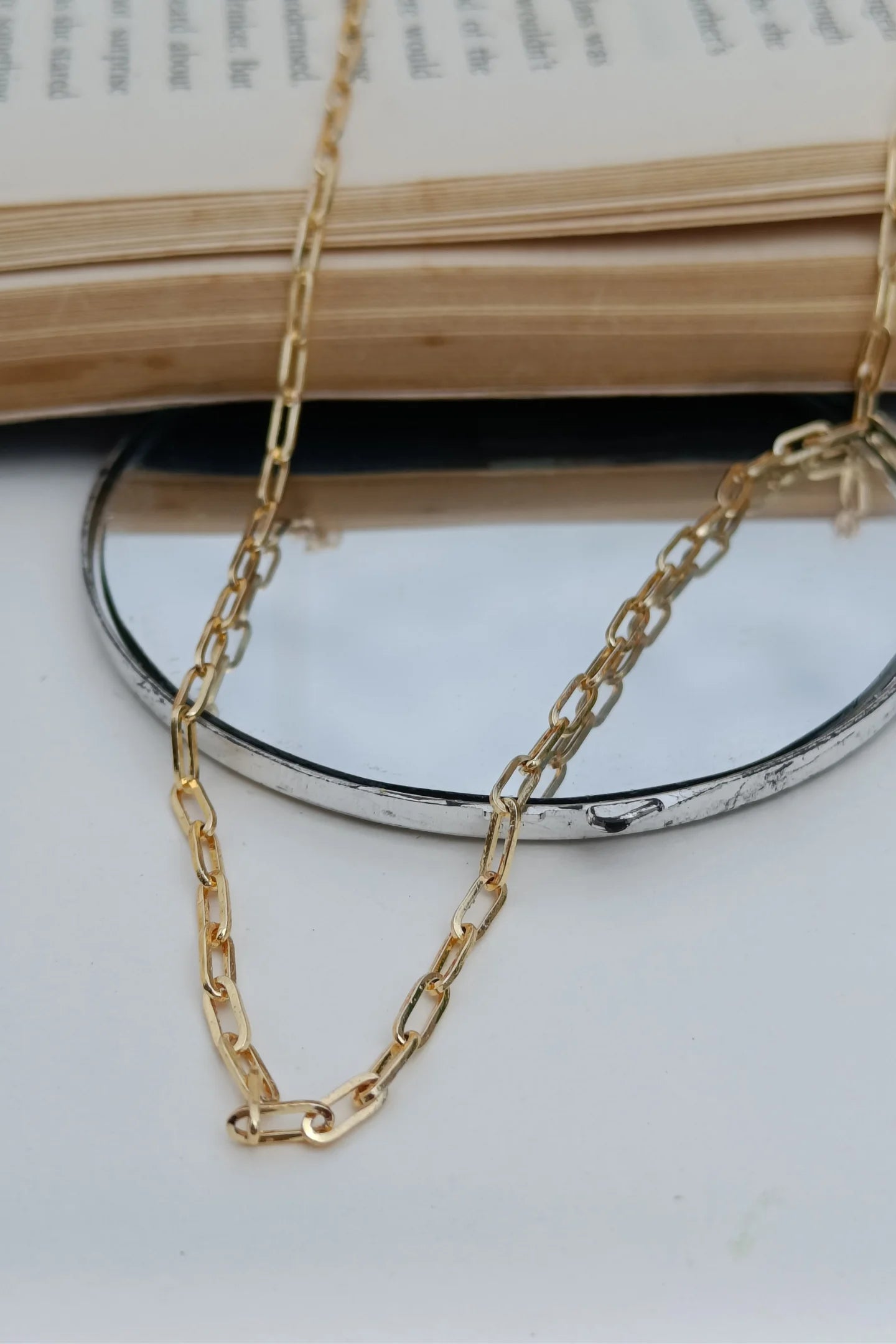 First image of a golden chain.