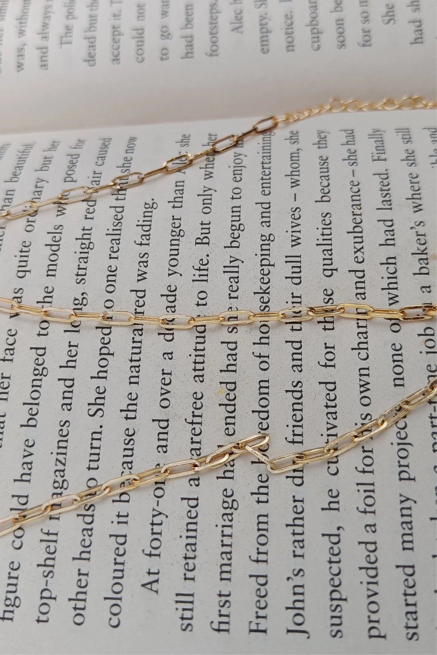 Fourth image of a golden chain.