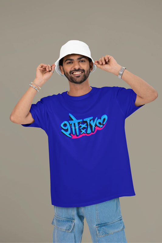 First front view of a male model wearing a royal blue oversized t-shirt featuring "Showtime" in Hindi.