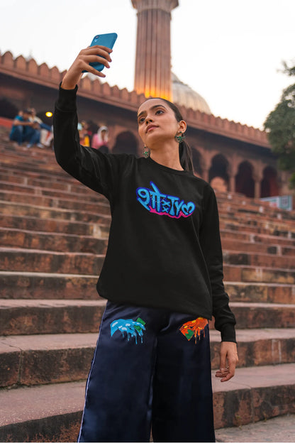 3rd front view of a female model wearing a black oversized t-shirt featuring "Showtime" in Hindi.