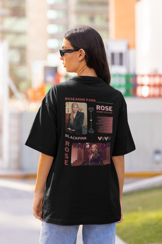 Back view of a female model wearing a black oversized t-shirt featuring a stylish design inspired by Blackpink member Rosé. Ideal for fans of Rosé, Blackpink, and K-Pop music enthusiasts.