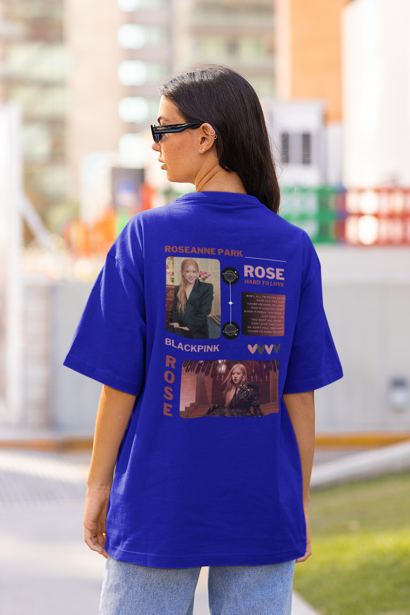 Back view of a female model wearing a royal blue oversized t-shirt featuring a stylish design inspired by Blackpink member Rosé. Ideal for fans of Rosé, Blackpink, and K-Pop music enthusiasts.