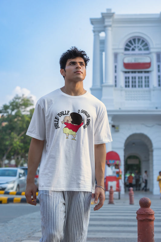 Second front view of male model wearing an oversized off-white tee with Shinchan dancing and the text "Balle Balle". A perfect blend of anime and Bollywood for Shinchan fans.