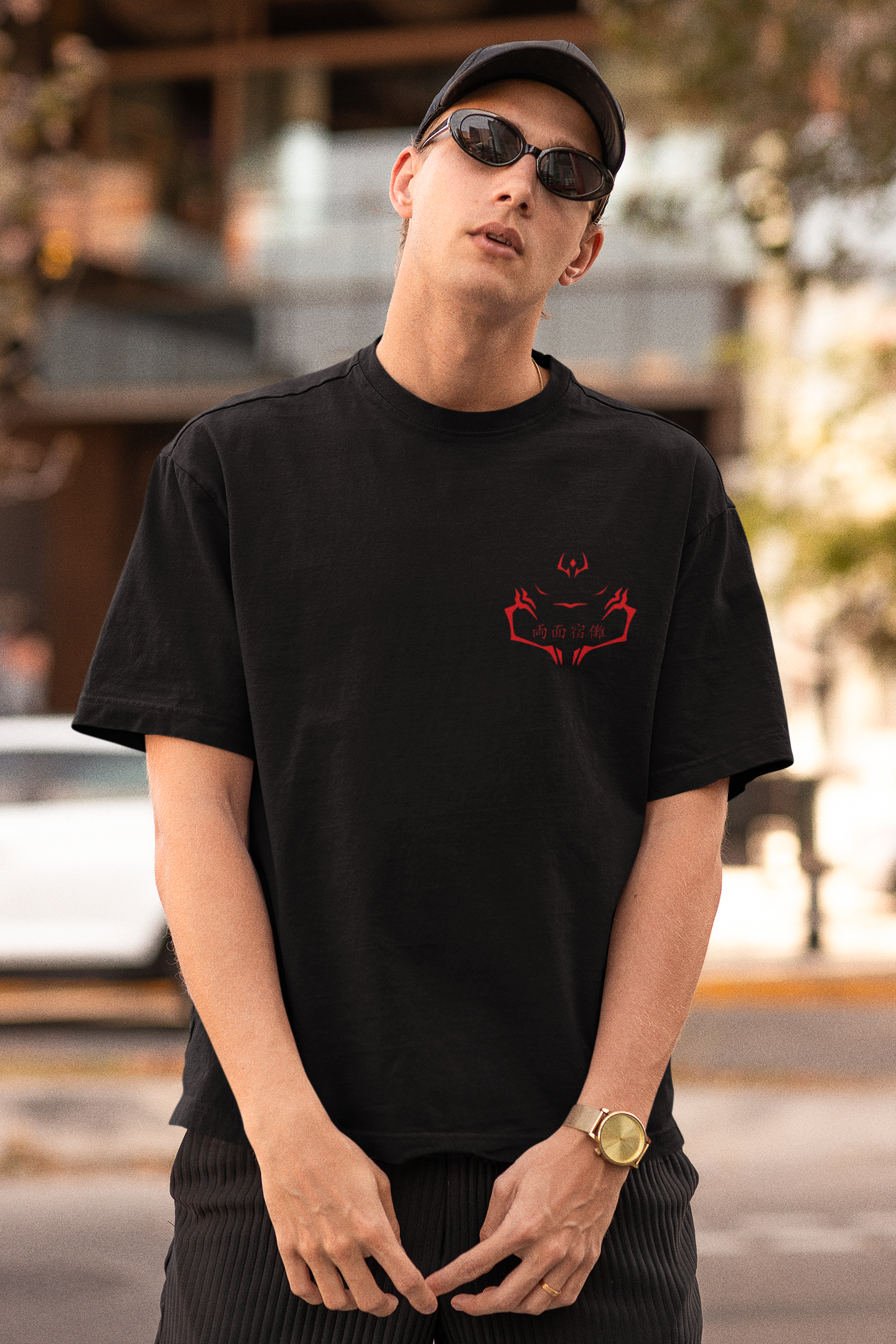 First front view of a male model wearing a black oversized t-shirt featuring Ryomen Sukuna with the text "I'm Sakuna."