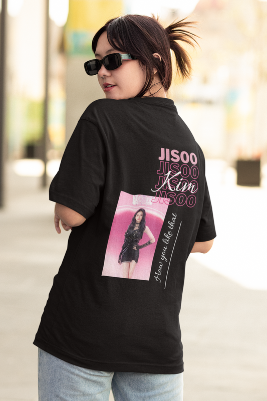 Back view of female model wearing a black oversized t-shirt featuring a stylish design inspired by Blackpink member Jisoo. Ideal for Blinks (Blackpink fans) and K-Pop enthusiasts who love Korean music and fashion.