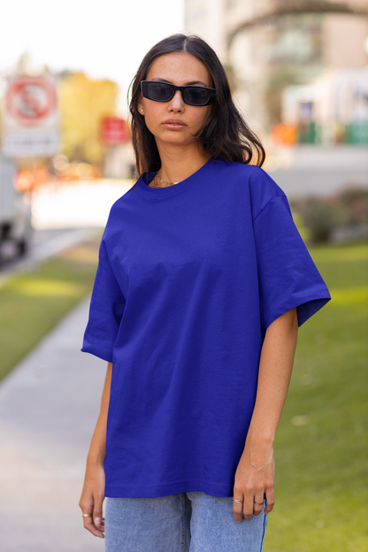 First front view of a female model wearing a royal blue oversized t-shirt featuring Crocodile, the Desiccation Master, from the One Piece anime.