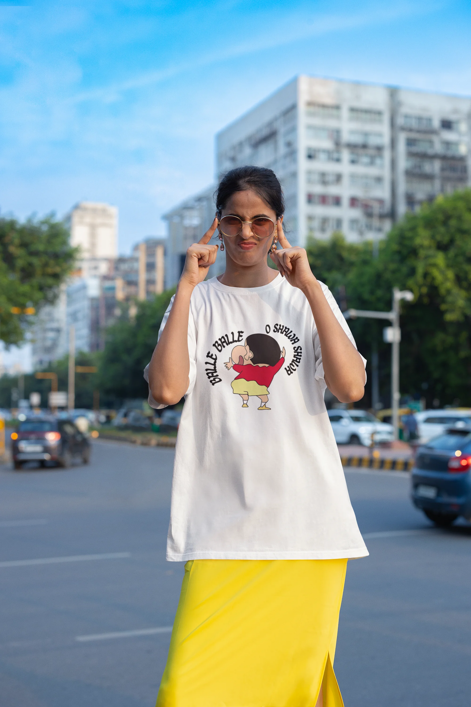 Second front view of female model wearing an oversized off-white tee with Shinchan dancing and the text "Balle Balle". A perfect blend of anime and Bollywood for Shinchan fans.
