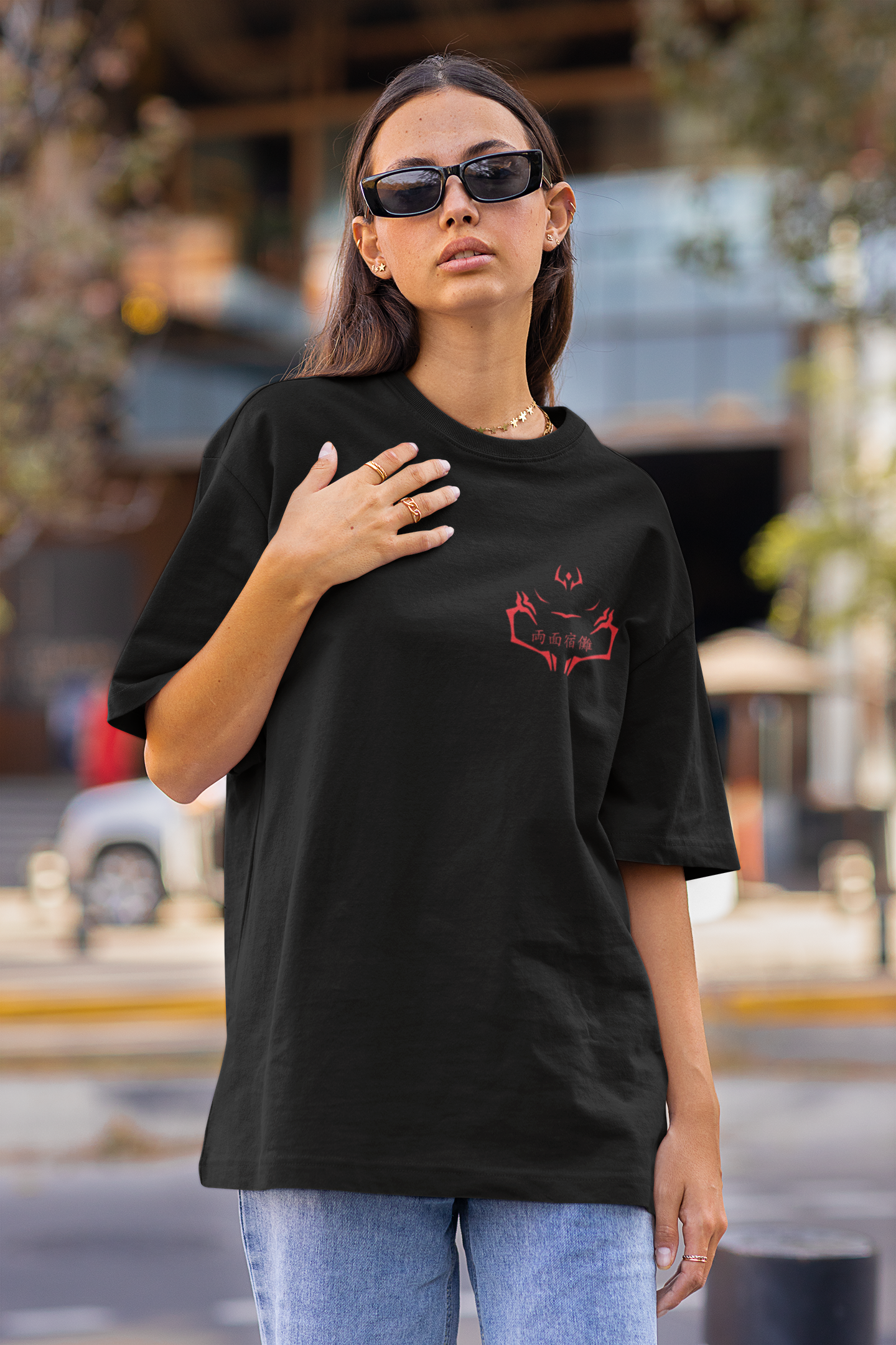 First front view of a female model wearing a black oversized t-shirt featuring Ryomen Sukuna with the text "I'm Sakuna."