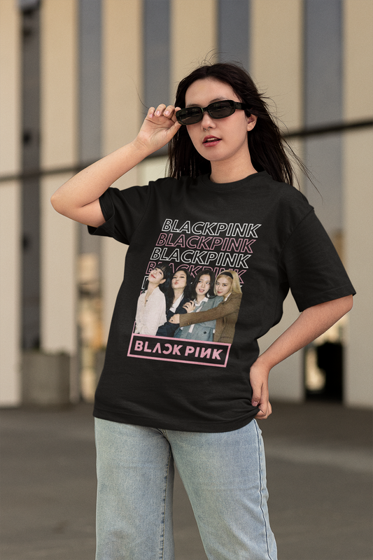 Front view of female model wearing a black oversized t-shirt featuring a stylish design inspired by the K-Pop girl group Blackpink. Ideal for Blinks (Blackpink fans) and K-Pop music enthusiasts.